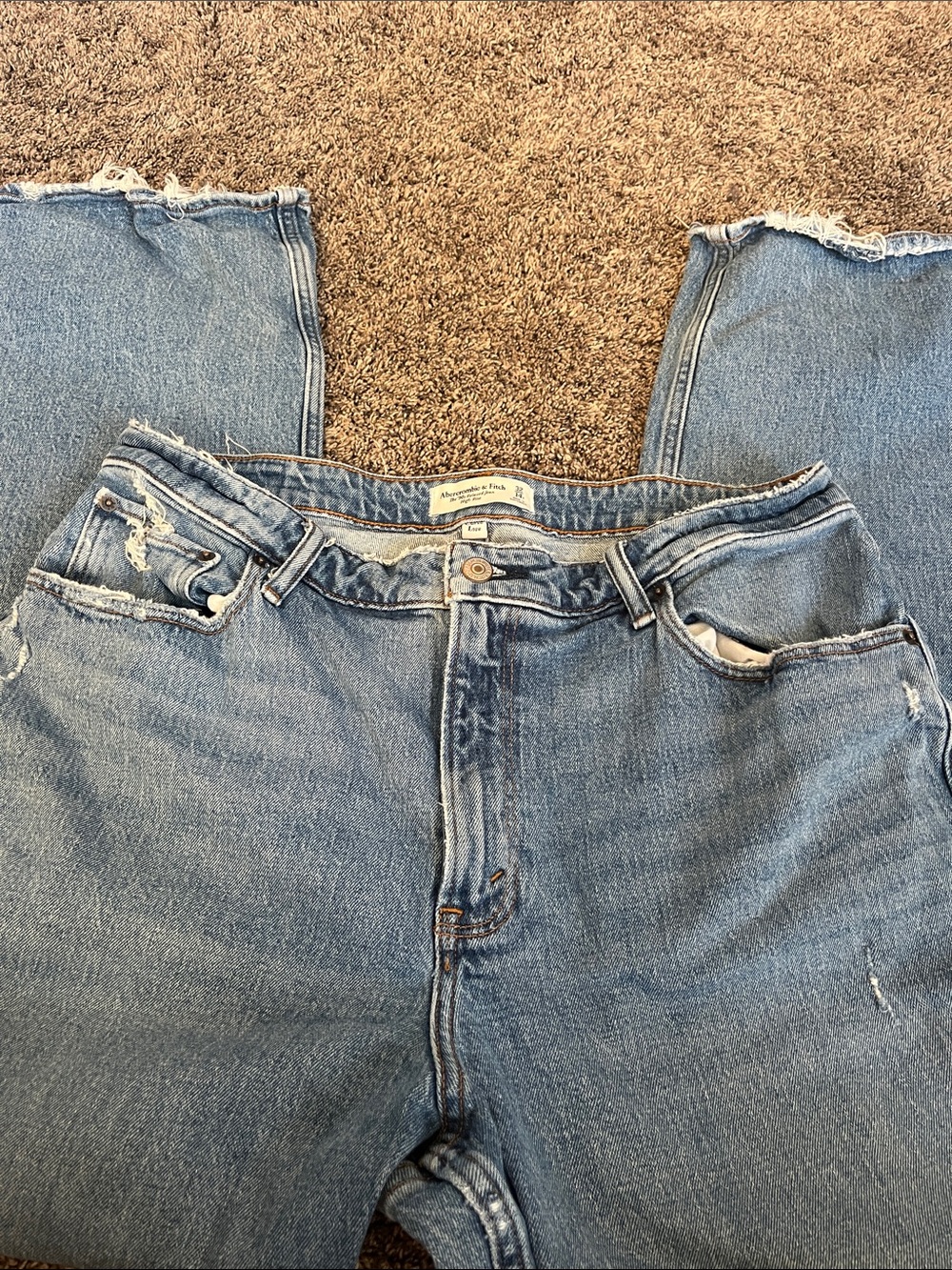 Abercrombie & Fitch 90s relaxed Jean - high rise - curve love. Nice condition.